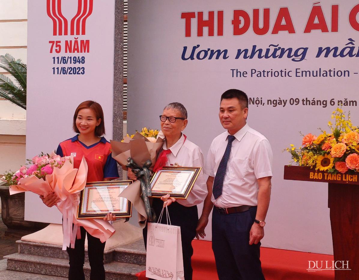 Bảo tàng Lịch sử quốc gia trao chứng nhận cho Anh hùng Lao động, Nhà giáo Nhân dân Nguyễn Đức Thìn và VĐV Nguyễn Thị Oanh